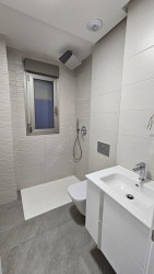 Роскошные двухуровневые апартаменты с солярием и парковочным местом в закрытом комплексе с бассейном