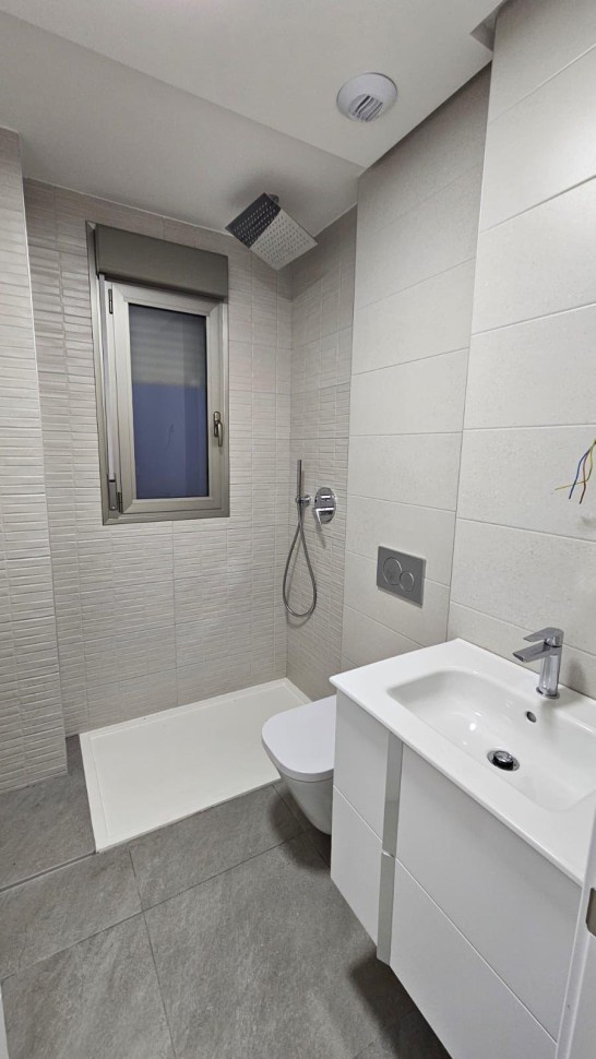 Роскошные двухуровневые апартаменты с солярием и парковочным местом в закрытом комплексе с бассейном