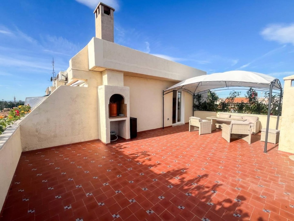 Элитный пентхаус с огромной террасой 50 кв. м и видом на море в премиальном районе Пунта-Прима города Торревьеха