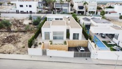 Современная светлая вилла с бассейном с подогревом и собственным садом в Бенихофаре